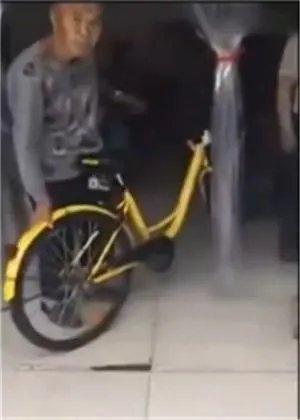 老人强占共享单车是怎么回事？