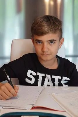 孩子跪景区写作业  双腿跪坐对人身体的影响