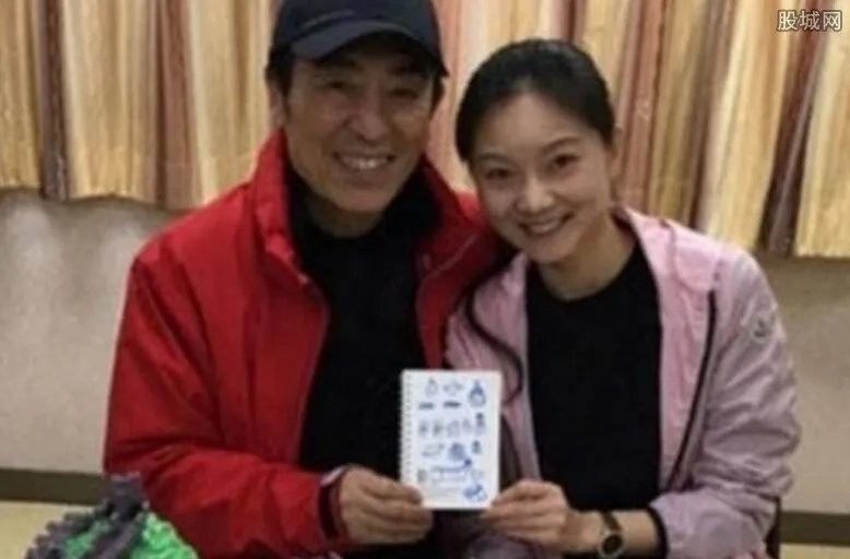 张艺谋陪娇妻购物 大导演私下竟然是个居家好男人