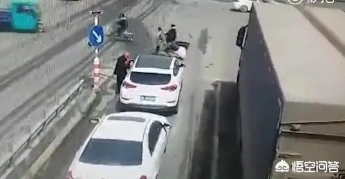 漯河老汉路口乞讨被撞，被指常年拦车，你怎么看？