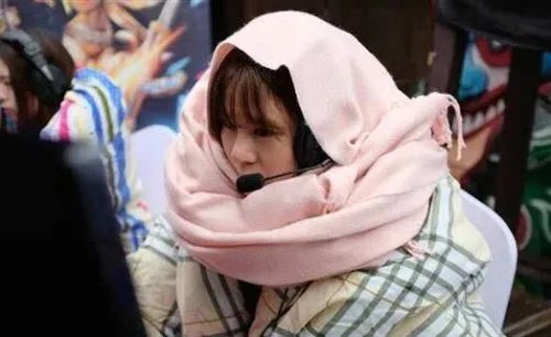 女学生裹被打电竞 称就算冻成狗也要打游戏