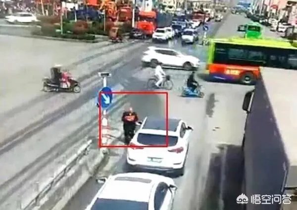 漯河老汉路口乞讨被撞，被指常年拦车，你怎么看？