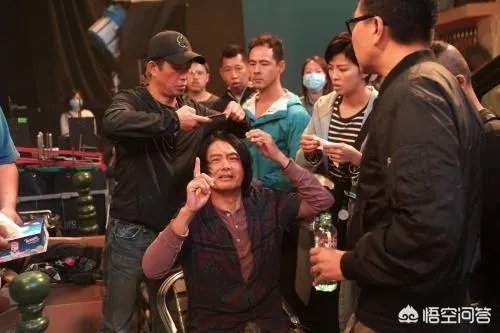 如何看待周润发拍戏受伤缝五针后，又返回片场拍戏的行为？