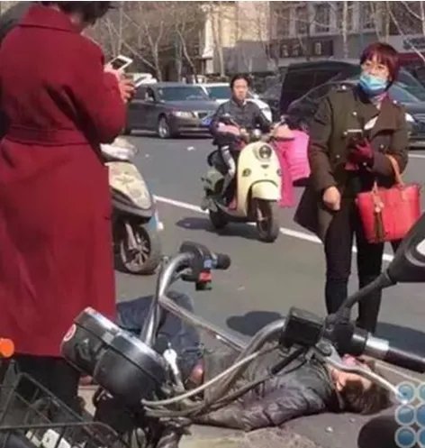 面包车撞电动车群是怎么回事？