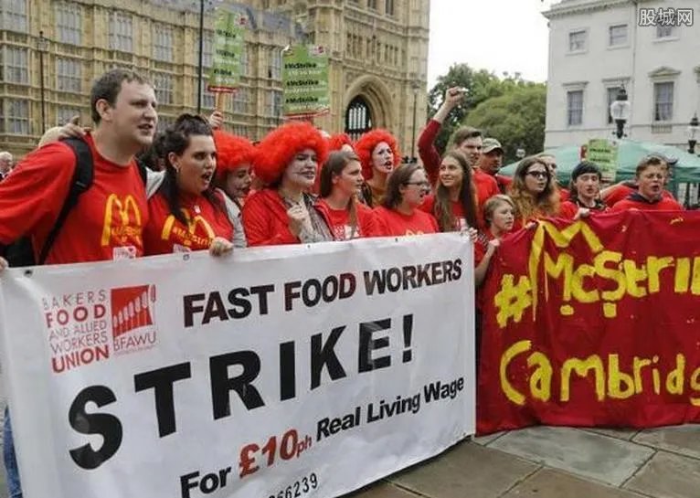 麦当劳员工罢工 因不满时薪低及时间得不到保障