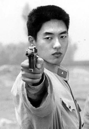 如何看待演员凌潇肃开通微博这一事件？