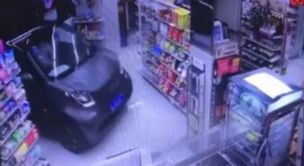 男子雨天开车进便利店买薯片是怎么回事？