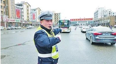 雪中执勤帽子结冰 身上的雪没时间打理