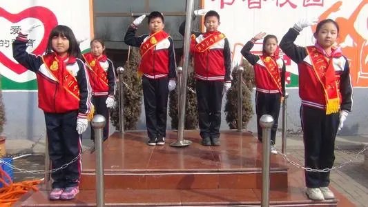 吉林松原，校园奏国歌小学生原地止步庄严敬礼，从此事中你看出了什么