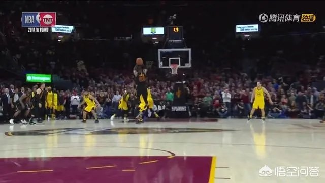 詹姆斯中场三分绝杀