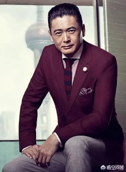 如何看待周润发拍戏受伤缝五针后，又返回片场拍戏的行为？