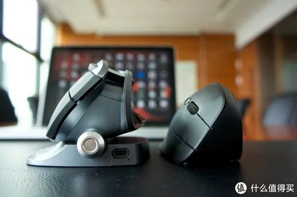 垂直鼠标到底是什么？多彩M618X，让你远离药味猪手的“鼠标手”！
