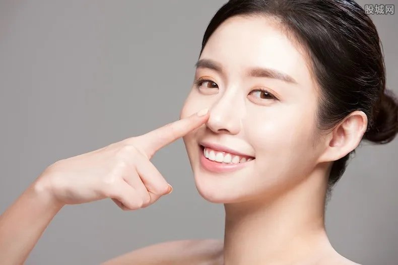 杨幂朝天鼻孔照 鼻孔朝天整形要多少钱