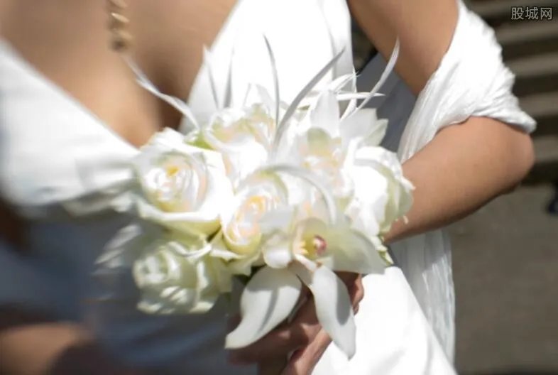 新人闹别扭新娘要跳楼 警察一句话就让新娘回头