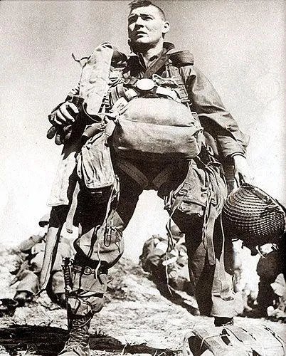 二战中,降落在敌占区的伞兵是如何重新集结的?