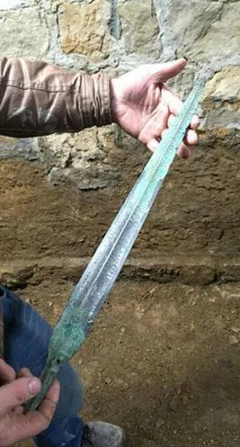柜底发现战国宝剑是怎么回事？