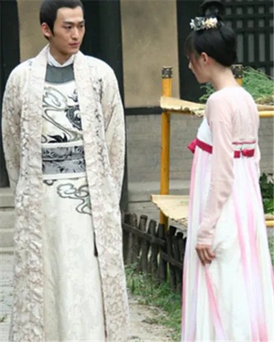 凰图腾郑爽剧照美翻了 在剧中演艺错综符合的人际关系