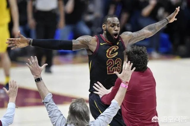 詹姆斯中场三分绝杀