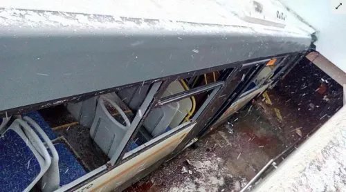 莫斯科一公车冲向地铁口 或因司机操作不当