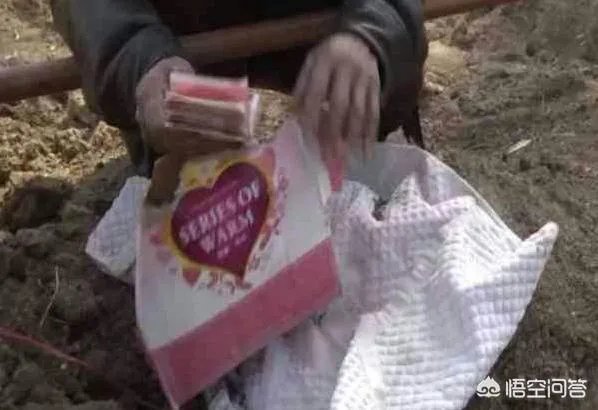 如何看待江苏宿迁女子不识字不会存款，将5000元钱埋土里，却被邻居挖走？