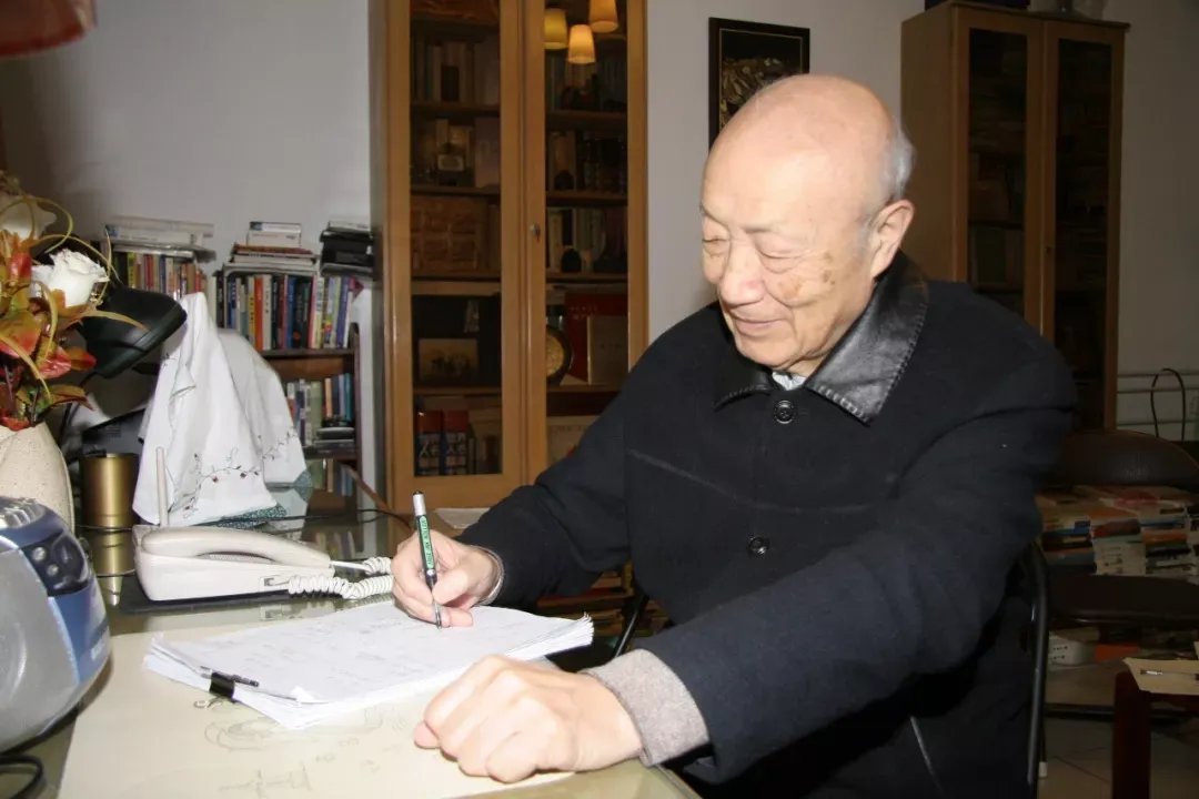 著名诗人屠岸逝世是真的吗？