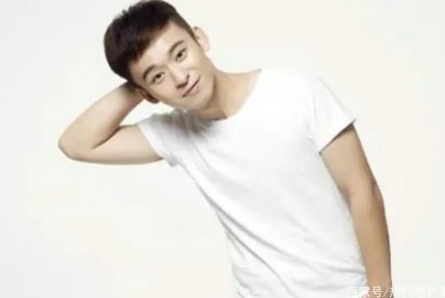 董子健为何被称“假笑男孩”？