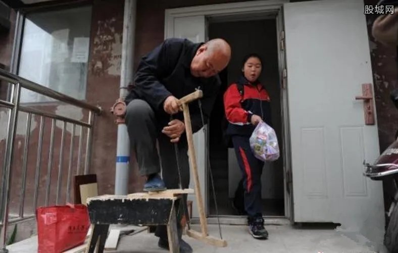 大爷制作共享板凳 为小区制作了1000多个板凳