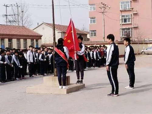 吉林松原，校园奏国歌小学生原地止步庄严敬礼，从此事中你看出了什么