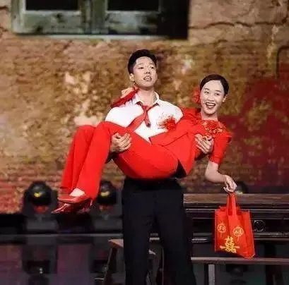 如何看待演员凌潇肃开通微博这一事件？