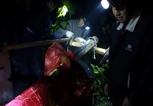 这个村子人死后棺材路边停放7年（组图）