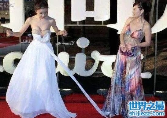 孙菲菲踩裙门图片，当众露出乳贴(大胸都是假的) 