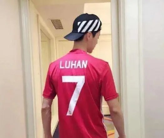 鹿晗在曼联官博留言:终于下树了!曼联最棒!