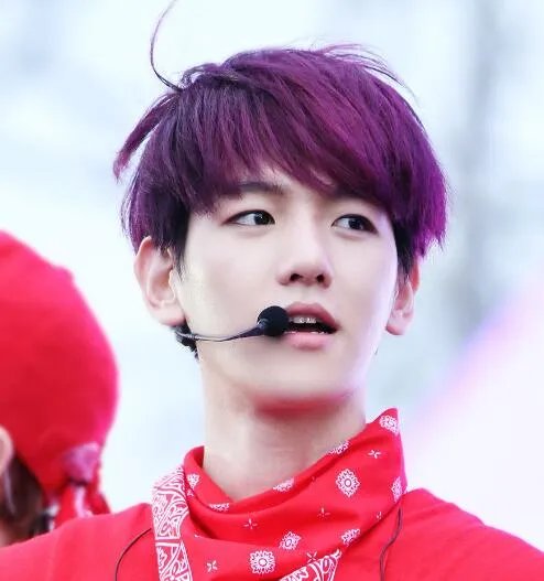 边伯贤和金泰妍接吻照片流出 两人车内激吻无法自控