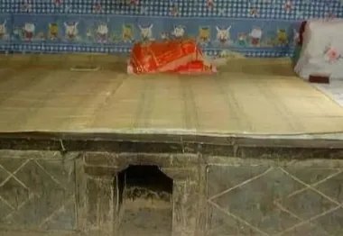 父女第一次睡炕半夜热得站炕上