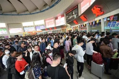 京广高铁部分列车晚点两小时以上，造成晚点的原因是什么？