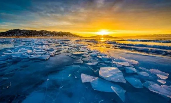 新疆赛里木湖惊现蓝冰拼图!大自然鬼斧神工美到窒息!