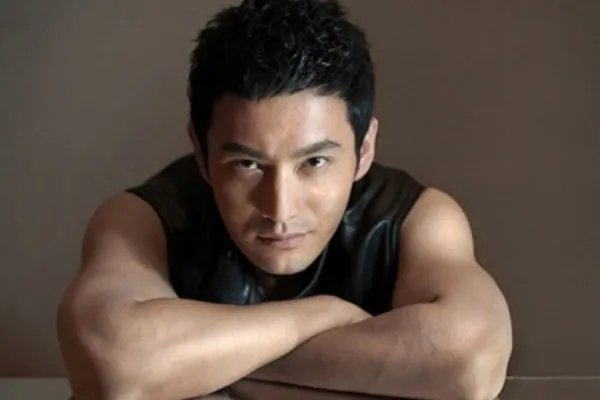 郑恺baby偷偷接吻黄晓明吃醋 郑恺称是哥们