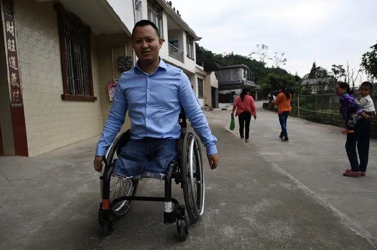 无腿青年写超千首情诗 日本无腿作家出轨50人