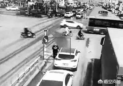 漯河老汉路口乞讨被撞，被指常年拦车，你怎么看？