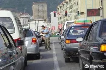 漯河老汉路口乞讨被撞，被指常年拦车，你怎么看？