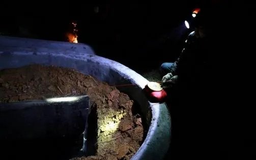 这个村子人死后棺材路边停放7年（组图）