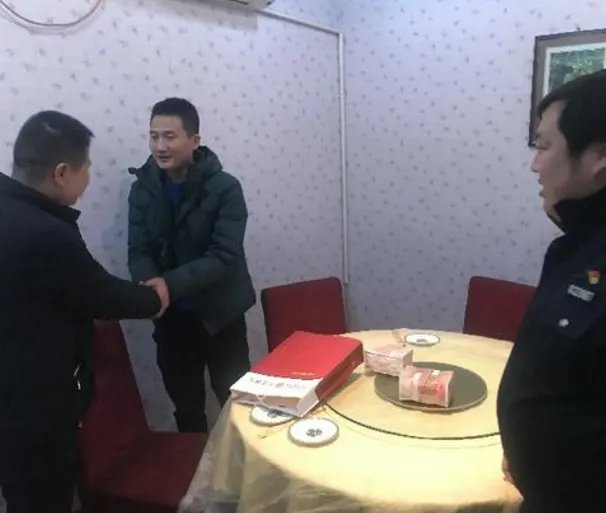 男子20万现金遗落饭店谁帮忙找回的？