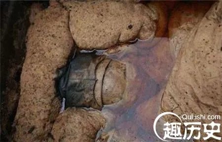 工地挖出700年前神秘木箱 惊现无名女尸
