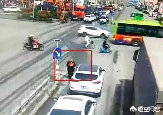 漯河老汉路口乞讨被撞，被指常年拦车，你怎么看？