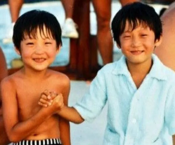 洪天明和洪天照童年合影发布 两兄弟像极双胞胎