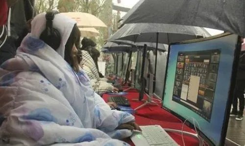 女学生裹被打电竞 称就算冻成狗也要打游戏