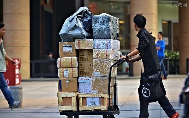 快递熬夜抢快递柜 双十一过后快递业十分火热