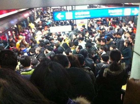男子早高峰乘坐北京地铁被挤残地铁被判赔26万是怎么回事？