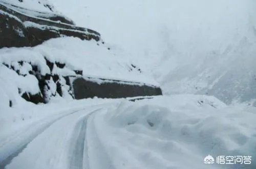 甘肃天水大雪封山，3名老师背着百斤试卷走10里路回学校，你怎么看？