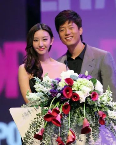 唐一菲凌潇肃结婚照片曝光 结婚现场男方家长并未到场